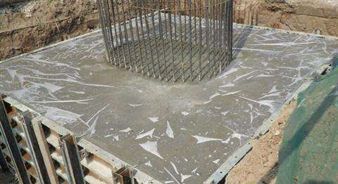 高强无收缩边坝灌浆料养护表面铺设塑料薄膜.jpg